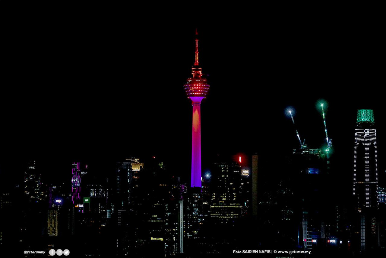 Pemandangan kilauan cahaya lampu Menara Kuala Lumpur dari Bukit Tunku, Kuala Lumpur.