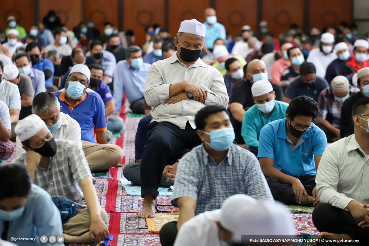 Umat Islam di Wilayah Persekutuan kini lebih gembira untuk menunaikan solat secara berjemaah di masjid dan surau.
