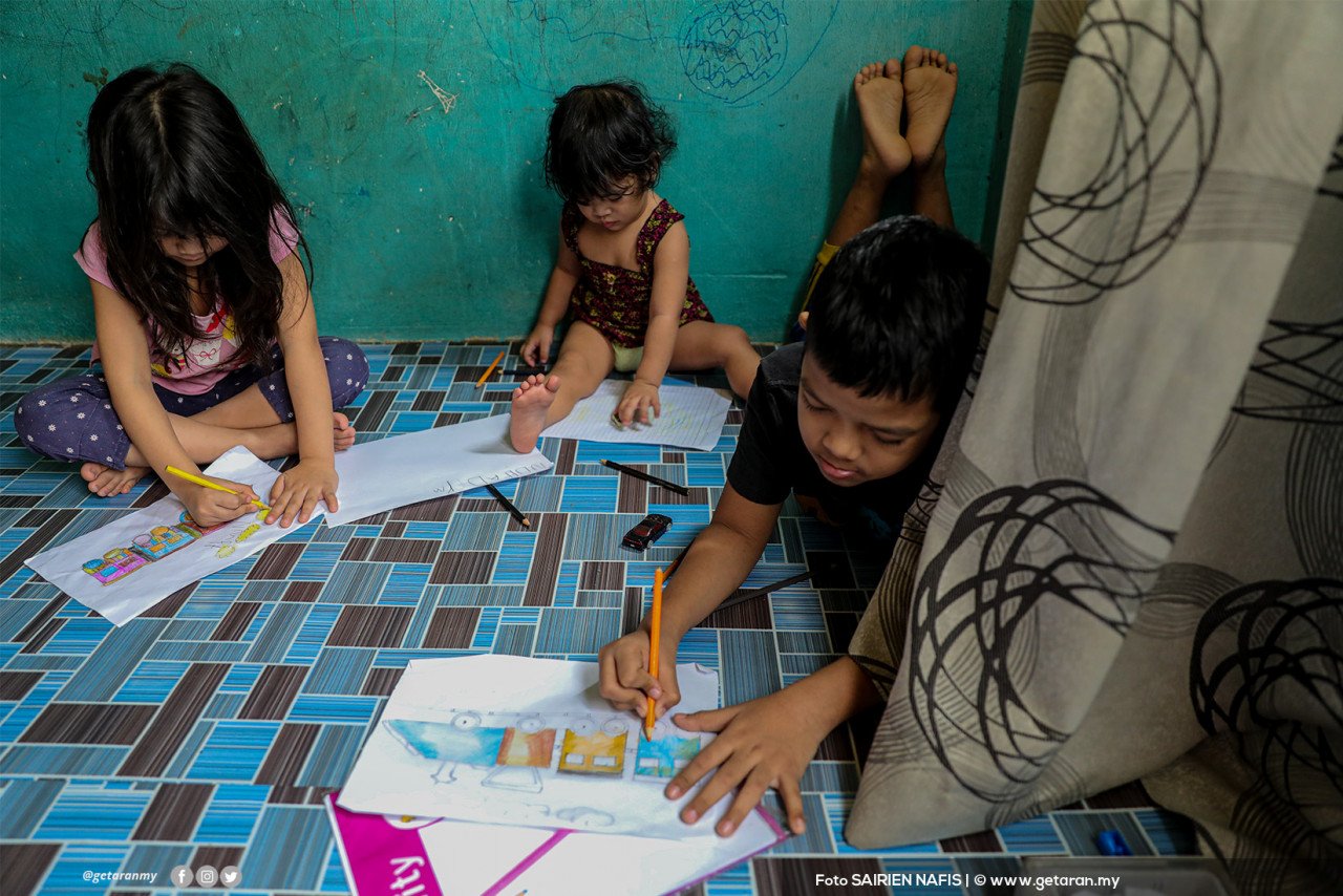 Anak-anak tadika juga seronok melakukan PdPR di rumah.  - SAIRIEN NAFIS/Foto Getaran, 22 Januari 2021