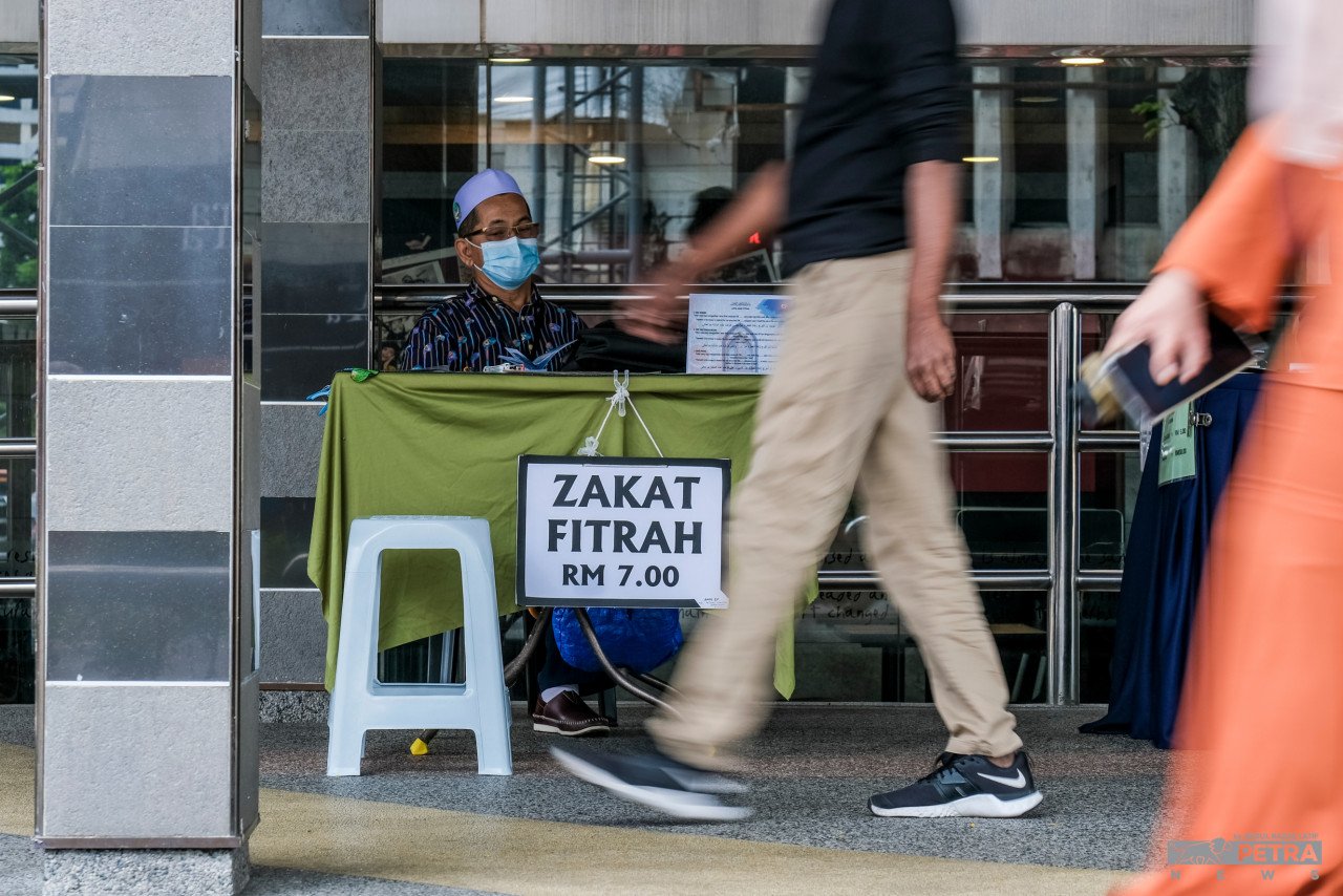 Tugas amil bukannya mudah lebih-lebih lagi menunggu pembayar zakat fitrah semasa bulan Ramadan di kompleks beli-belah. - Gambar oleh Abd. Razak Latif