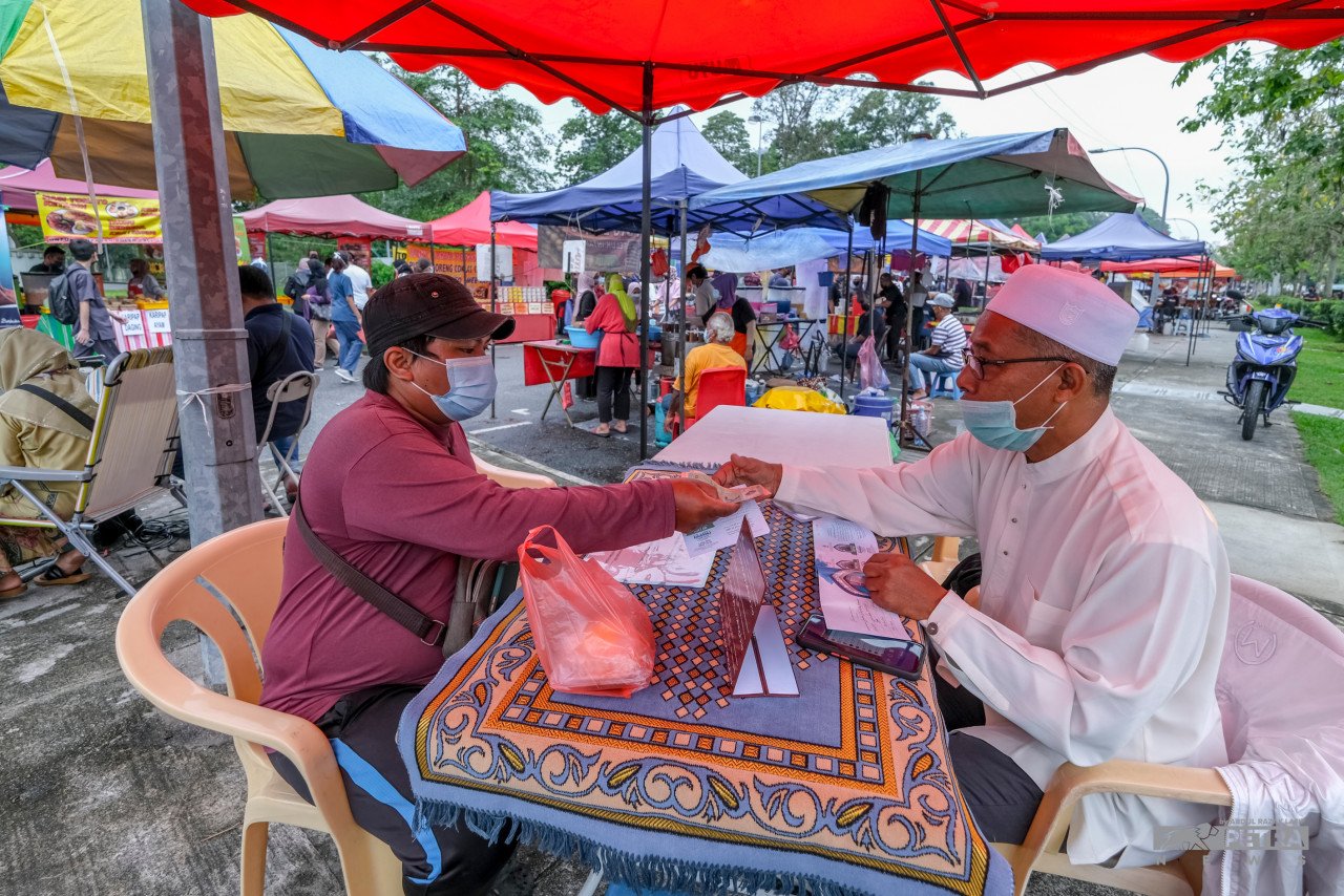 Kaunter khas turut disediakan di bazar Ramadan bagi memudahkan orang ramai membayar zakat fitrah. - Gambar oleh Abd. Razak Latif