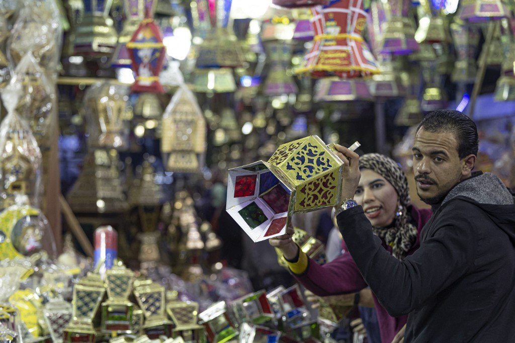 Penduduk Mesir membeli lampu sebagai persiapan menyambut Ramadan. - Gambar AFP