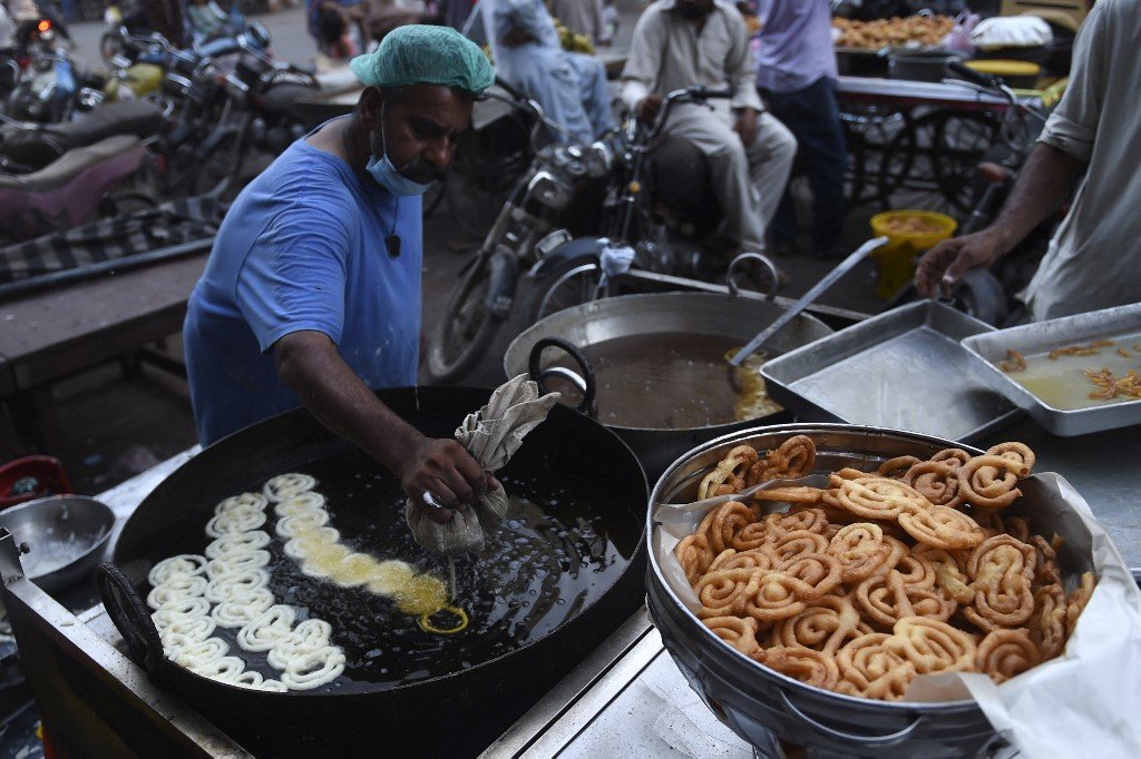 Manisan merupakan antara hidangan yang popular ketika bulan Ramadan dan dijual di pasar-pasar di Karachi. - Gambar AFP