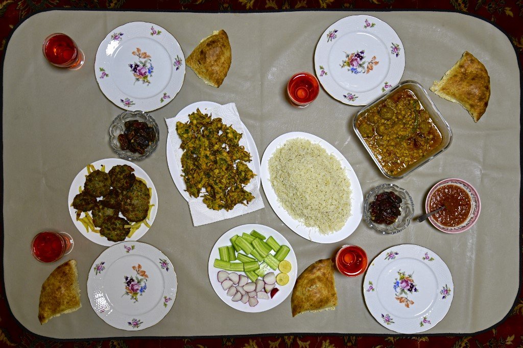 Gambar yang dirakamkan pada 3 April 2022 ini menunjukkan hidangan untuk berbuka di Kabul. - Gambar AFP