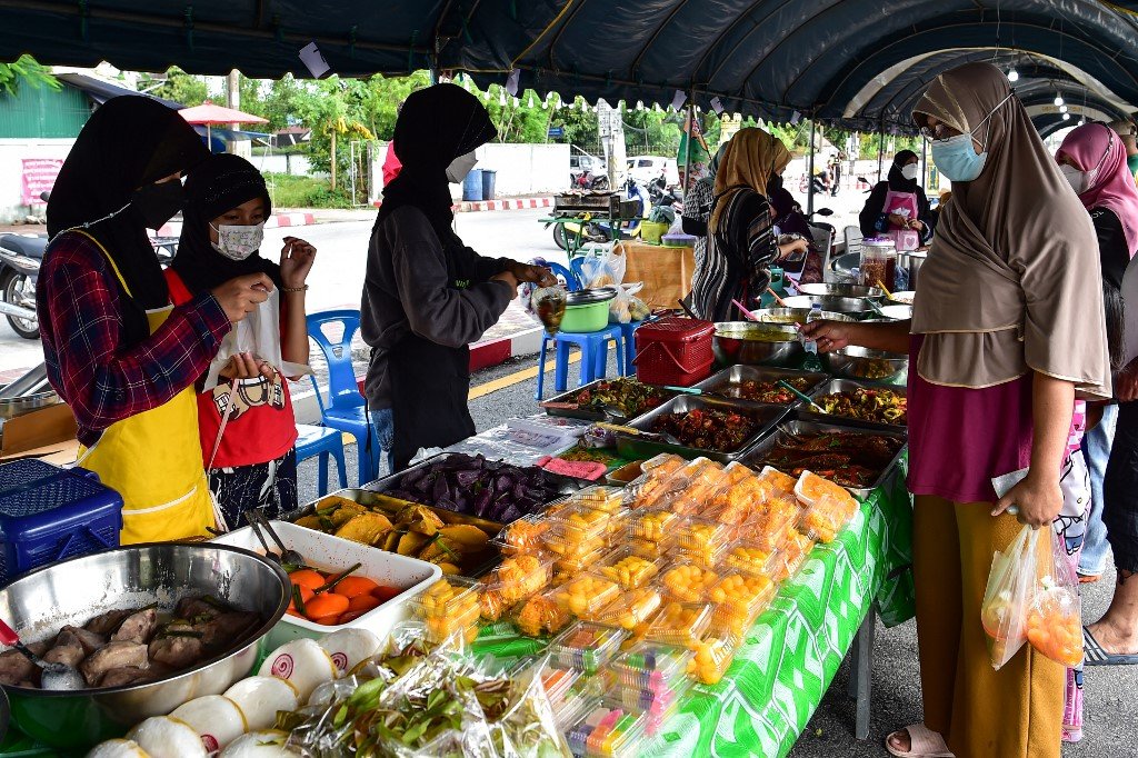 Peniaga menjual makanan untuk berbuka puasa di Narathiwat, Selatan Thailand. - Gambar AFP