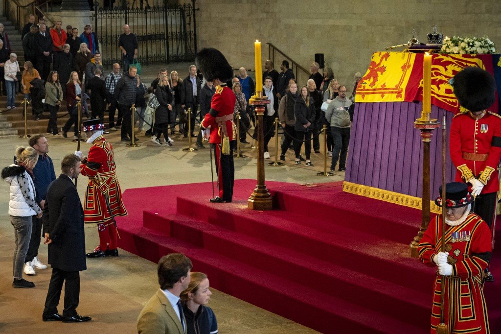 David Beckham memberikan penghormatan terakhir kepada Ratu Elizabeth II di Westminster Hall - Gambar AFP/UK Parliaments