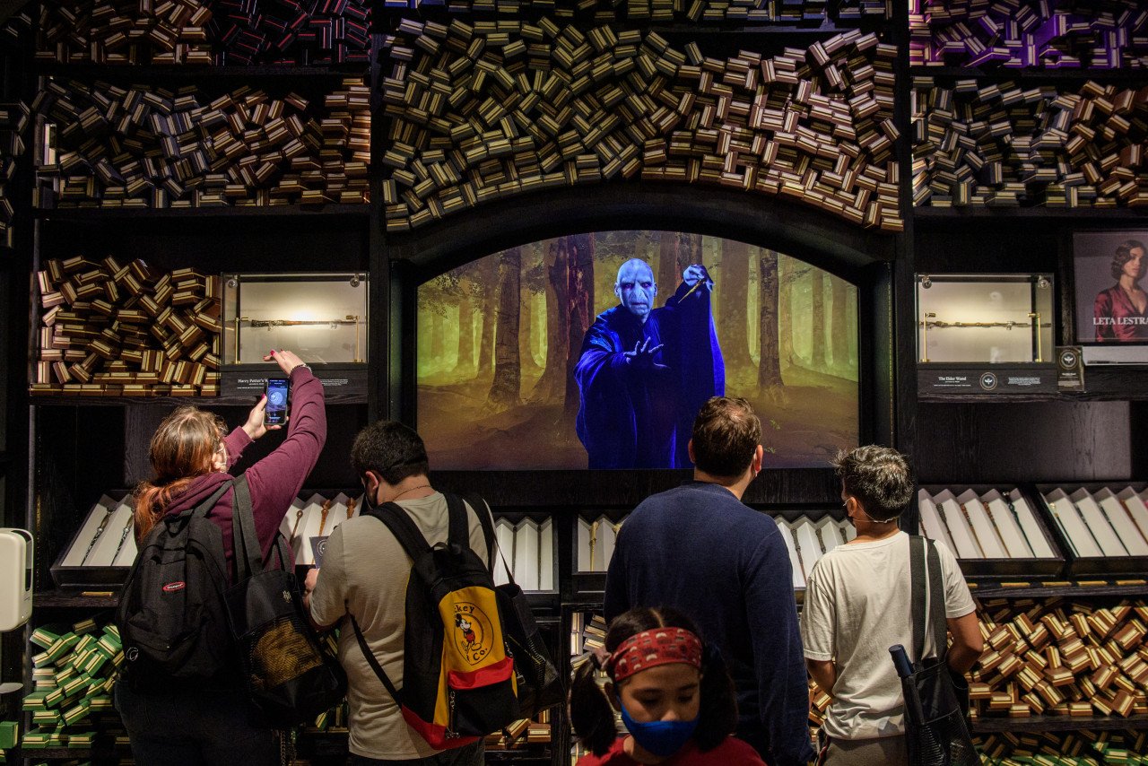 Kawasan tongkat sihir di Gedung Harry Potter di New York. Gambar: Angela Weiss / AFP 