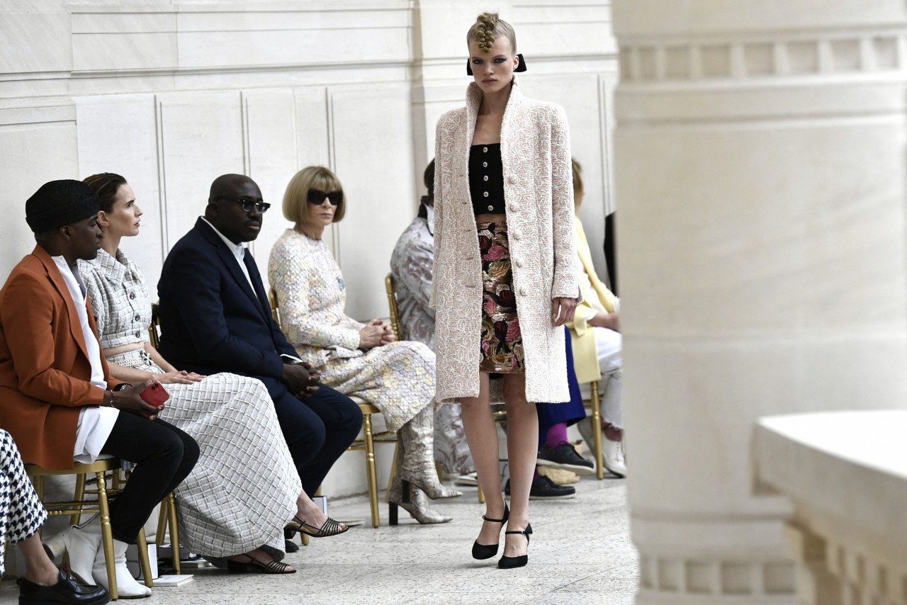 Suasana di pertunjukan koleksi musim luruh/sejuk Chanel 2021/2022 di Paris Julai lalu. Gambar: AFP 