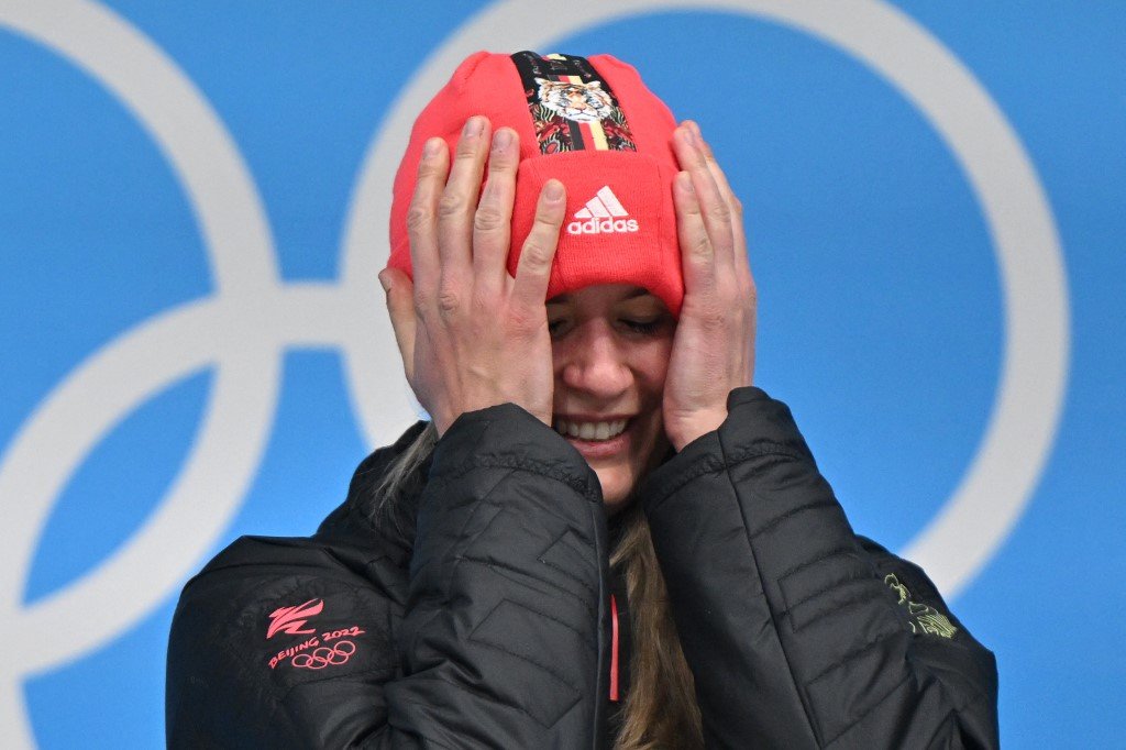 Natalie Geisenberger dari Jerman meraikan kejayaan memenangi emas dalam kategori 'luge' perseorangan. - Gambar AFP