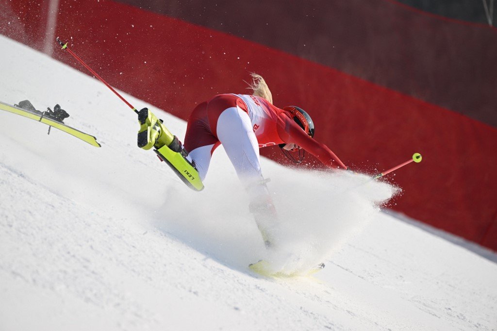Peserta dari Austria, Katharina Truppe tersungkur dalam acara slalom wanita. - Gambar AFP