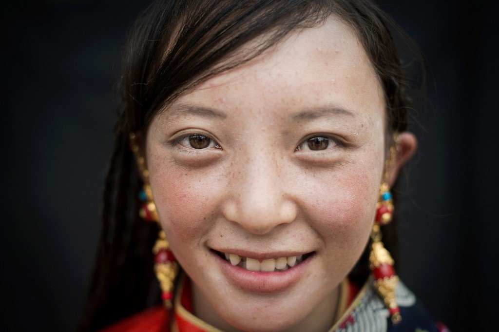 Salah seorang gadis Tibet yang mengenakan perhiasan subang, iaitu antara aksesori yang sering dipakai setiap hari. - Gambar AFP