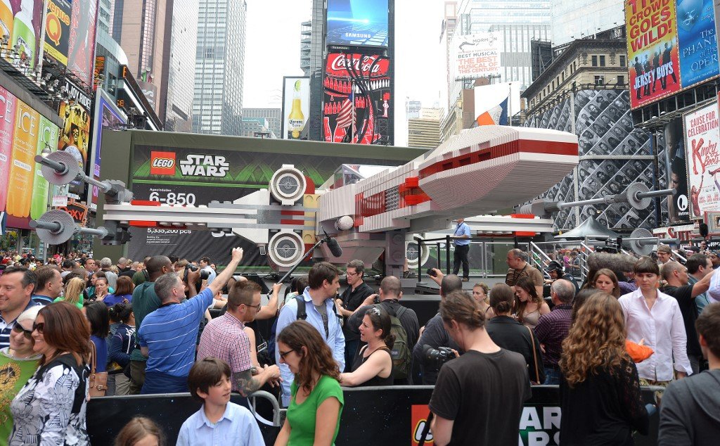 Model pesawat X-Wing Fighter dari filem Star Wars di Times Square, New York - Gambar AFP