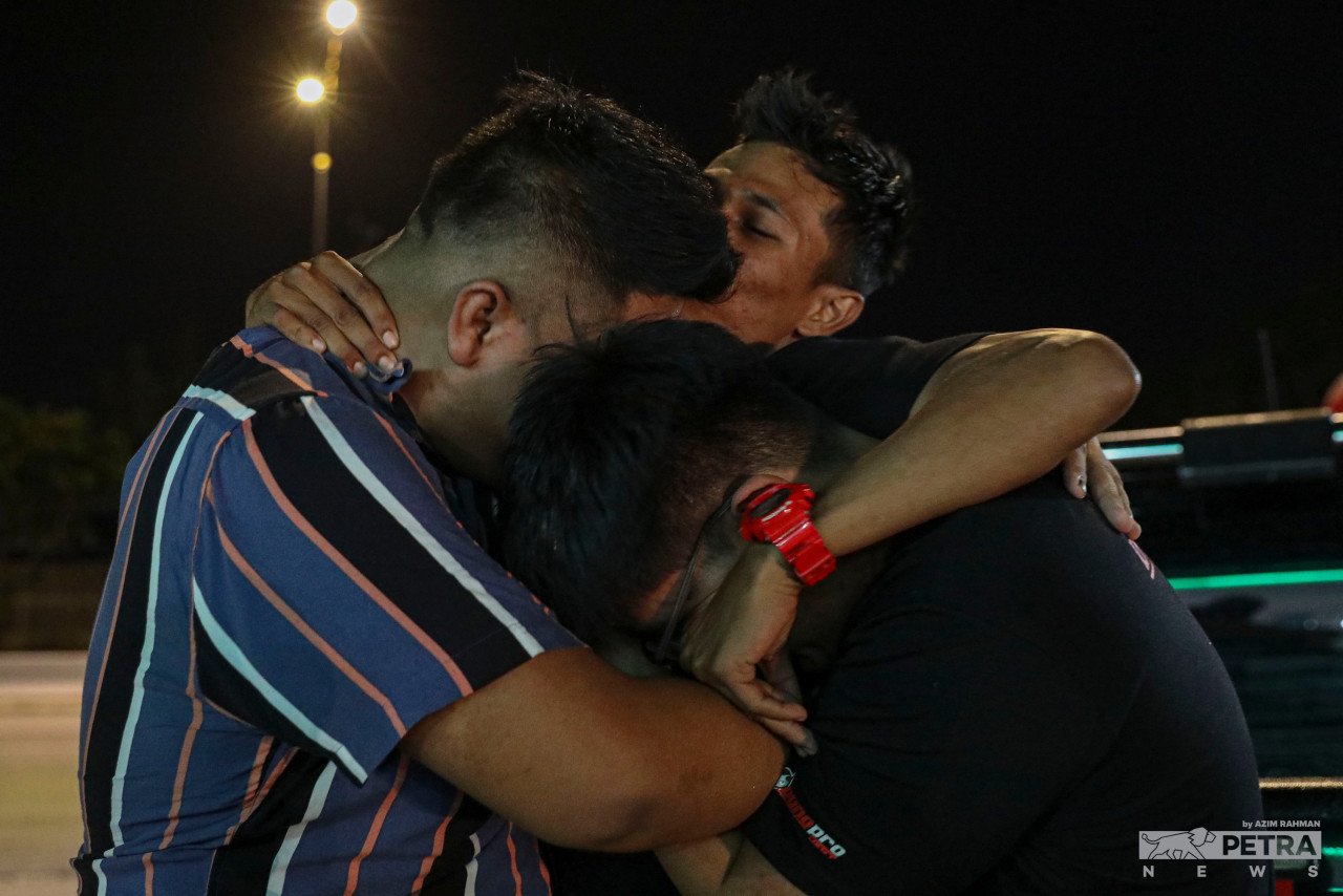 Selepas hampir 2 tahun tidak bertemu, tangisan mengiringi pertemuan dengan ahli keluarga di Johor.