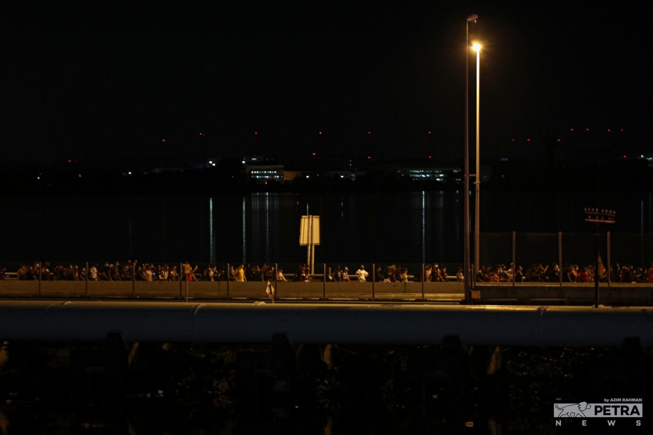 Rakyat Malaysia menanti detik 12 tengah malam untuk melintasi sempadan di Tambak Johor.