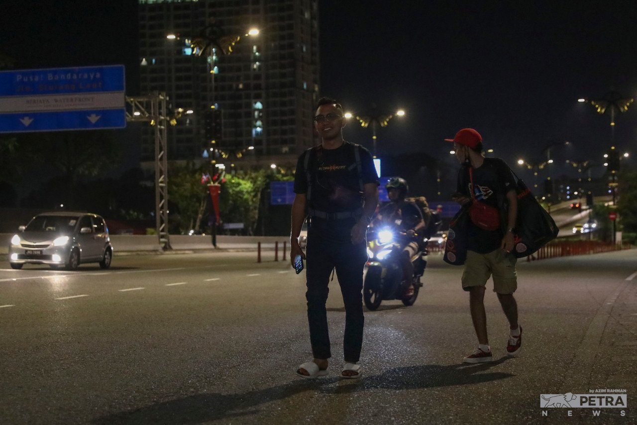 Antara rakyat Malaysia yang berjalan kaki melepasi sempadan Malaysia - Singapura, tengah malam tadi.