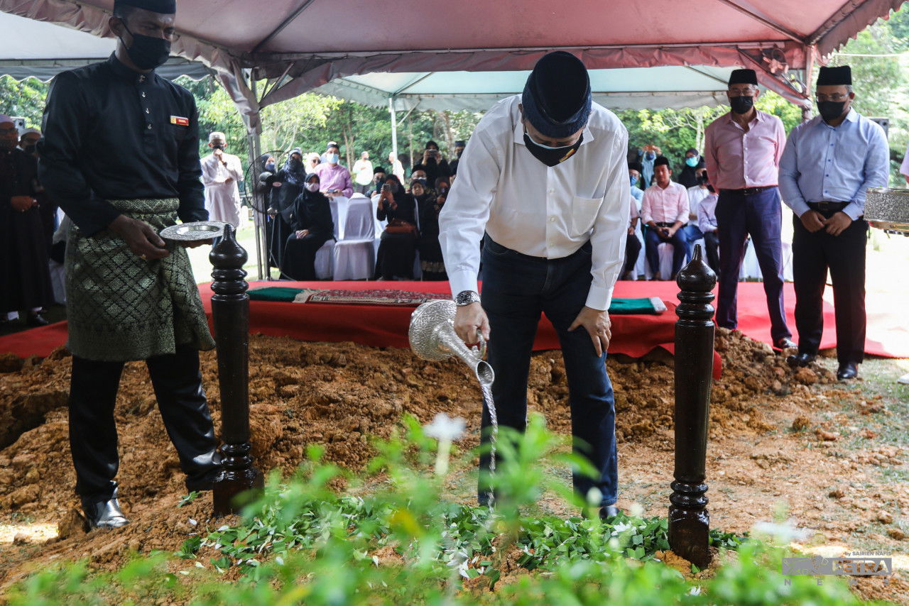 Sultan Sharafuddin Idris Shah menyiram air mawar di pusara Allahyarham - Gambar oleh Sairien Nafis