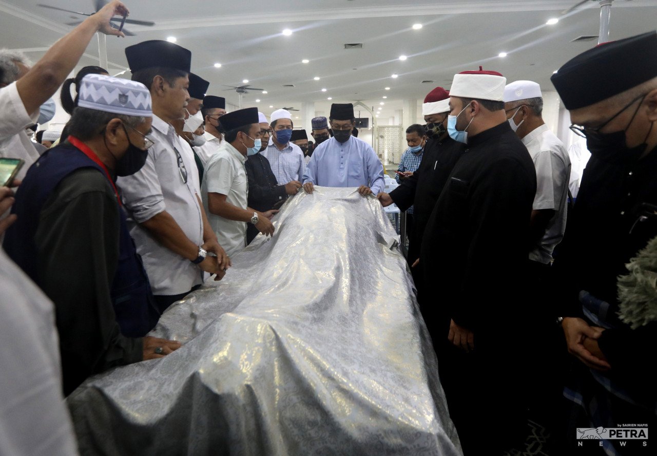 Allahyarham Abdul Khalid menghembuskan nafas terakhir di Hospital Cardiac Vascular Sentral di Kuala Lumpur pada jam 11.08 malam tadi. - Gambar oleh Sairien Nafis