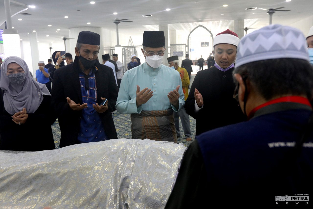 Mohamed Azmin Ali (dua dari kanan) membacakan doa pada jenazah Allahyarham Abdul Khalid. - Gambar oleh Sairien Nafis 