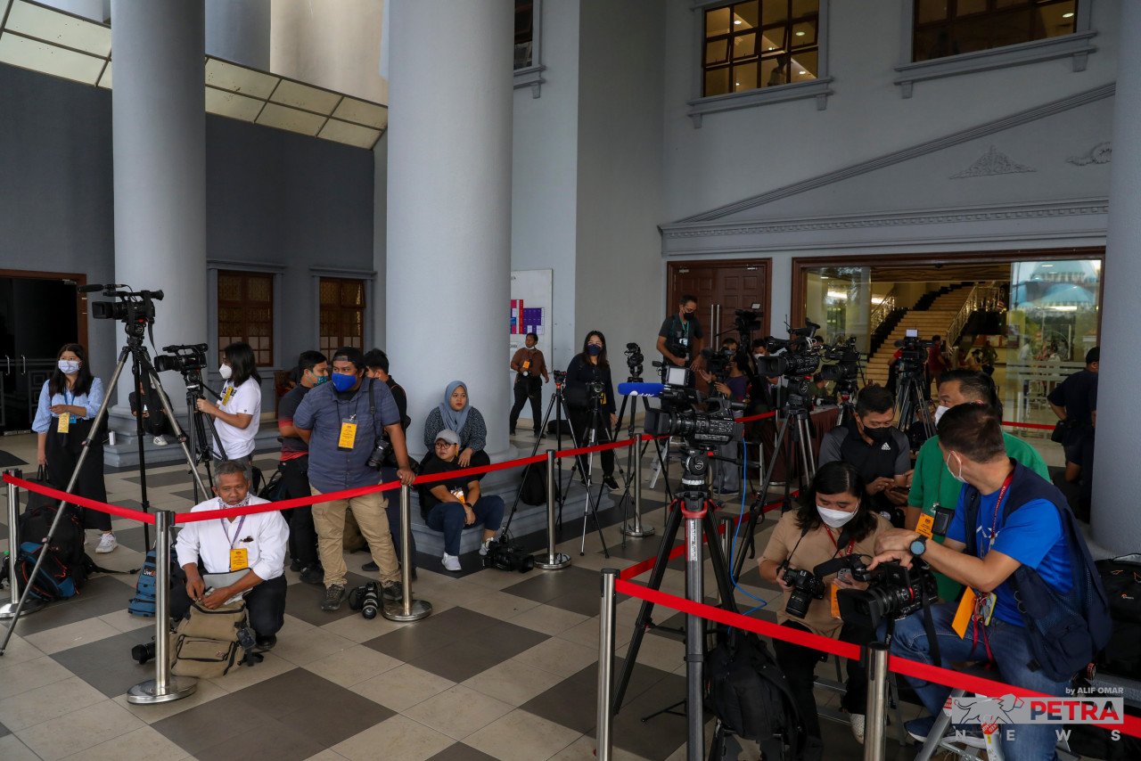 Petugas media menunggu keputusan kes perbicaraan Rosmah di Mahkamah Tinggi, hari ini.