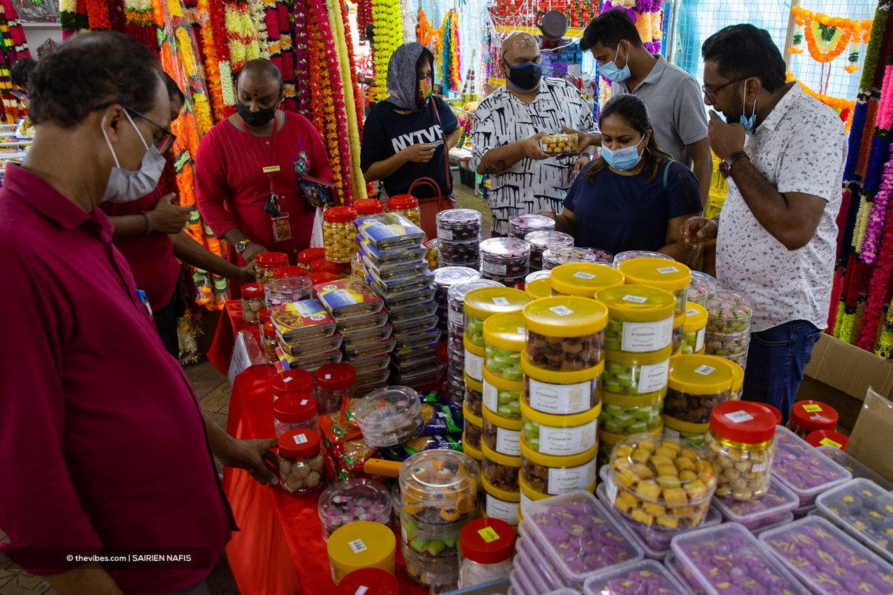 Penganut Hindu membeli biskut untuk persiapan menyambut Deepavali. 