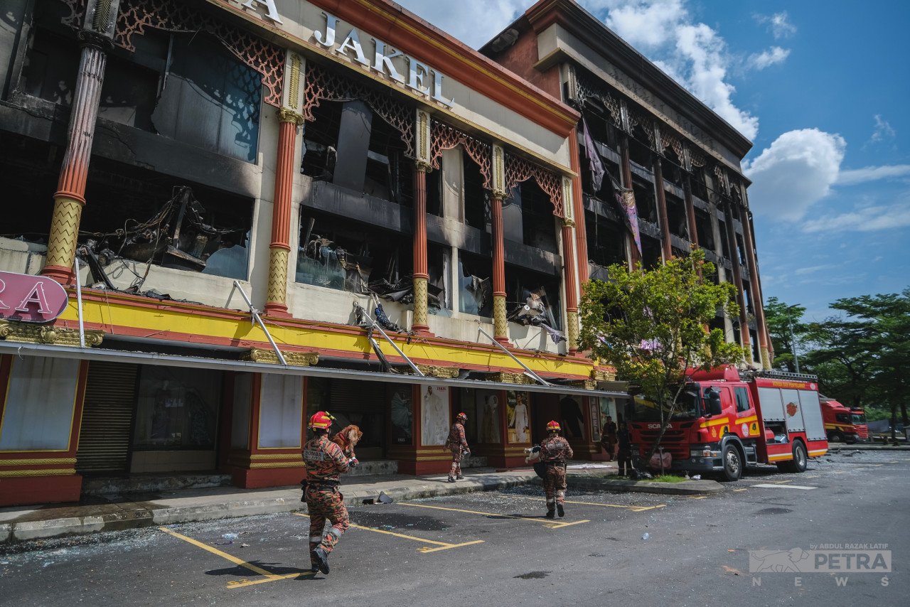 Polis meminta orang awam (netizen) supaya tidak mengeluarkan sebarang spekulasi atau andaian berkaitan kebakaran di Wisma Jakel semalam.