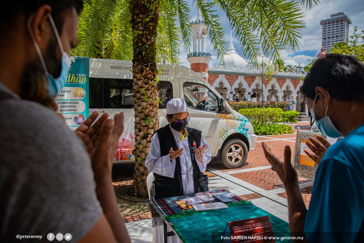 Membayar zakat fitrah di Masjid Jamek, Kuala Lumpur. Gambar: Sairien Nafis
