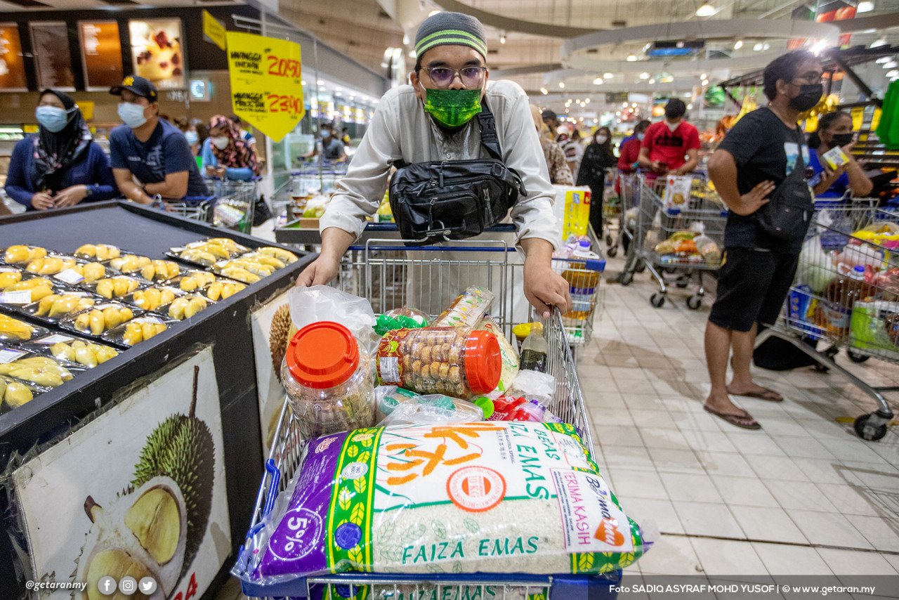 Seorang pelanggan membeli barang-barang keperluan harian di sebuah pasaraya di Lembah Klang.