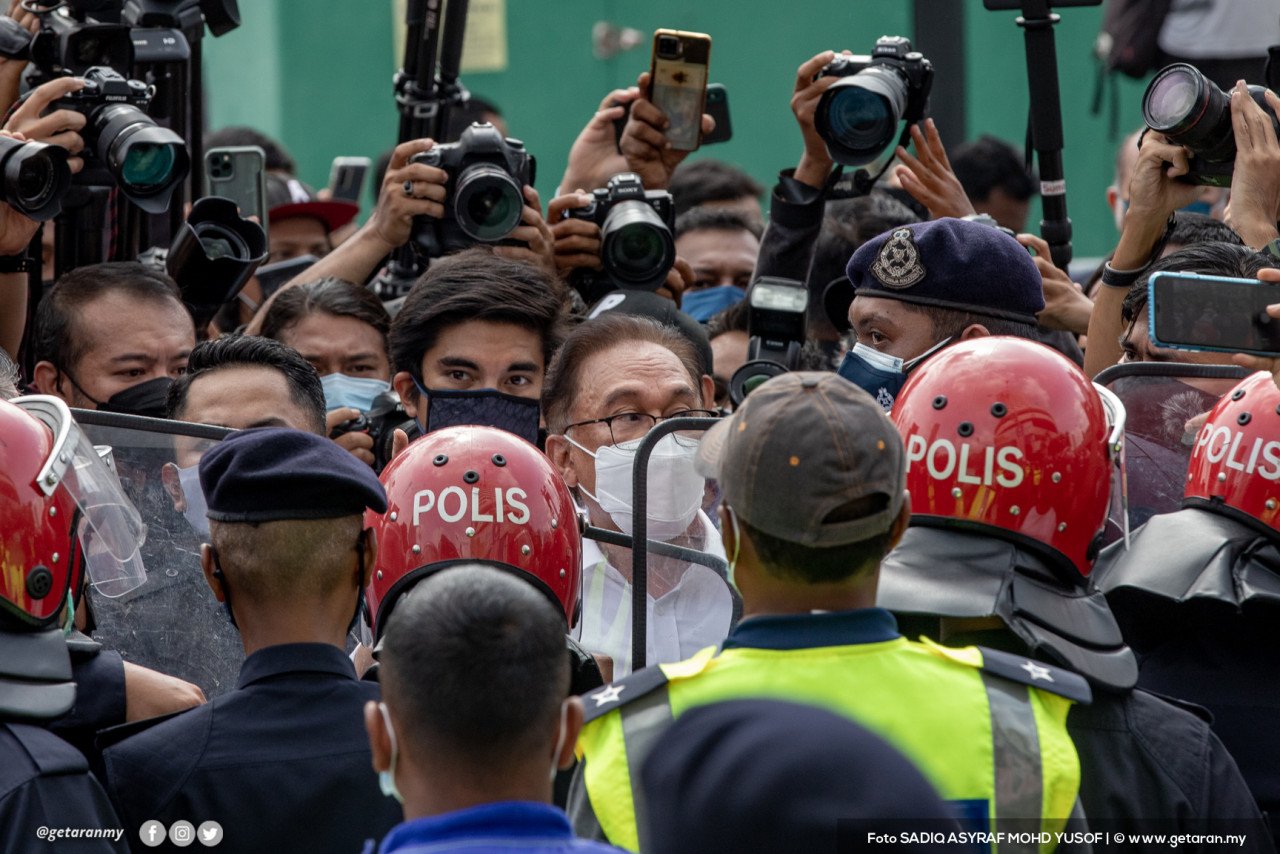 Anwar cuba berunding dengan polis untuk berarak masuk ke Parlimen, namun gagal.