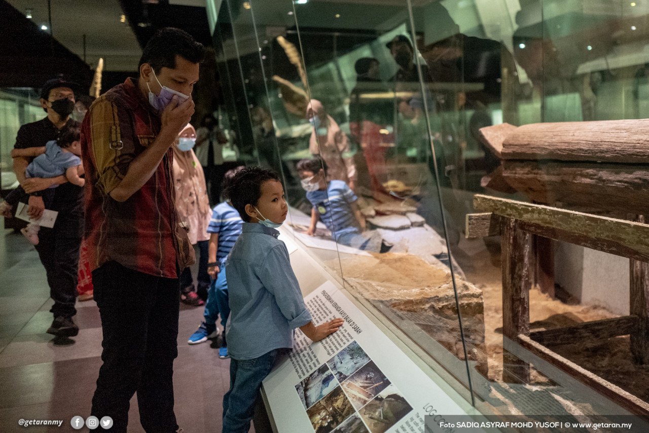 Pengunjung tidak melepaskan peluang melihat bahan-bahan pameran yang disediakan di dalam Muzium Negara. 