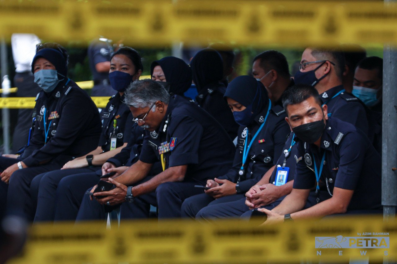 Sebahagian anggota polis menunggu giliran untuk mengundi awal di Bukit Aman. 