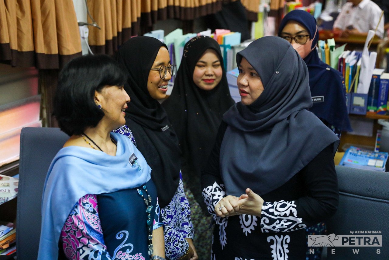 Fadhlina beramah mesra dengan guru-guru di Sekolah Menengah Kebangsaan (SMK) Jalan Kebun, Shah Alam, hari ini. 