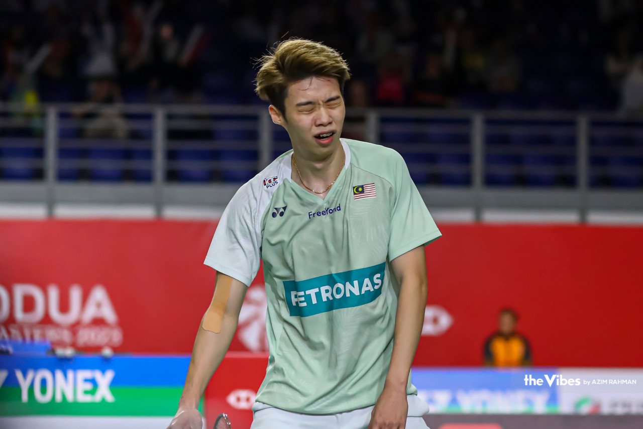 Perseorangan lelaki Malaysia, Ng Tze Yong menunjukkan riak kecewa selepas tewas kepada perseorangan Jepun, K. Nishimoto ketika pusingan 32 pada Malaysia Masters 2023.