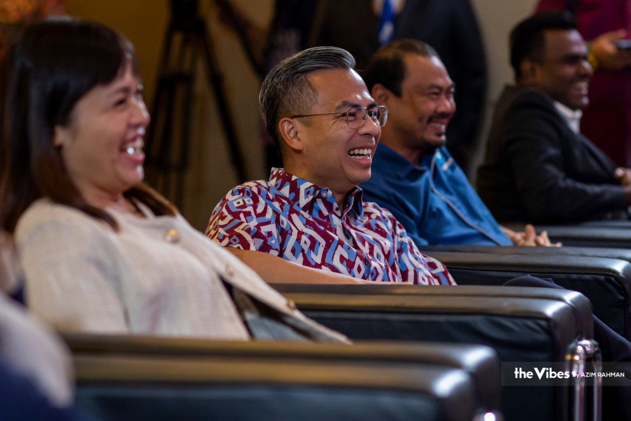 Dari kiri Teo Nie Ching, Fahmi dan Ketua Pegawai Eksekutif Bernama (CEO) Roslan Ariffin pada forum sempena penganjuran Hari Wartawan Nasional (HAWANA) 2023.
