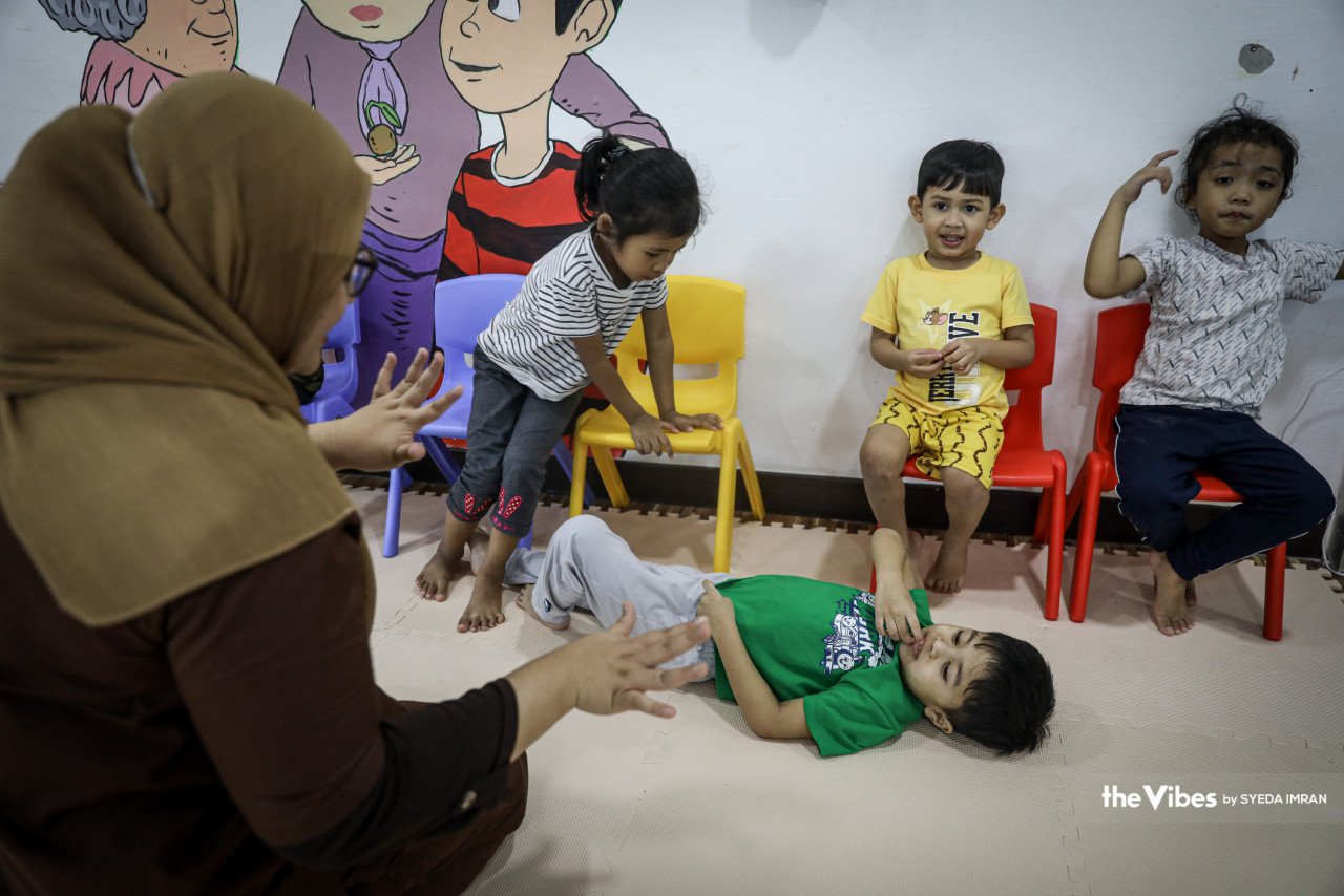 Dr. Siti Shahiszma berinteraksi dengan kanak-kanak di pusat berkenaan dan melatih mereka untuk duduk di satu-satu tempat dalam masa yang lama.