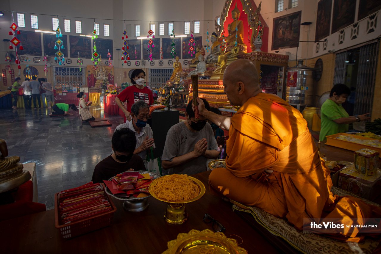 Penganut agama Buddha bersama anggota keluarga masing-masing mula mengunjungi tokong pada awal pagi. - Gambar oleh Azim Rahman