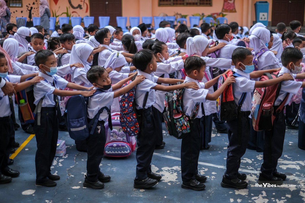 Murid-murid di Sekolah Kebangsaan Cochrane Perkasa beratur untuk memasuki kelas.