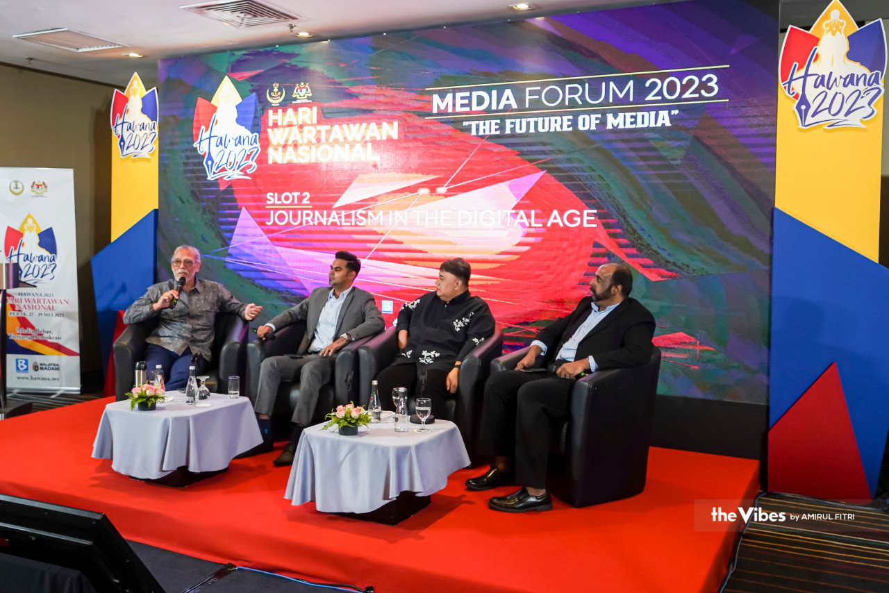 Pengarah Eksekutif Petra News, Datuk Ahirudin Attan (kiri) ketika mengendalikan forum Bertemakan “Masa Depan Media” sempena HAWANA 2023.,