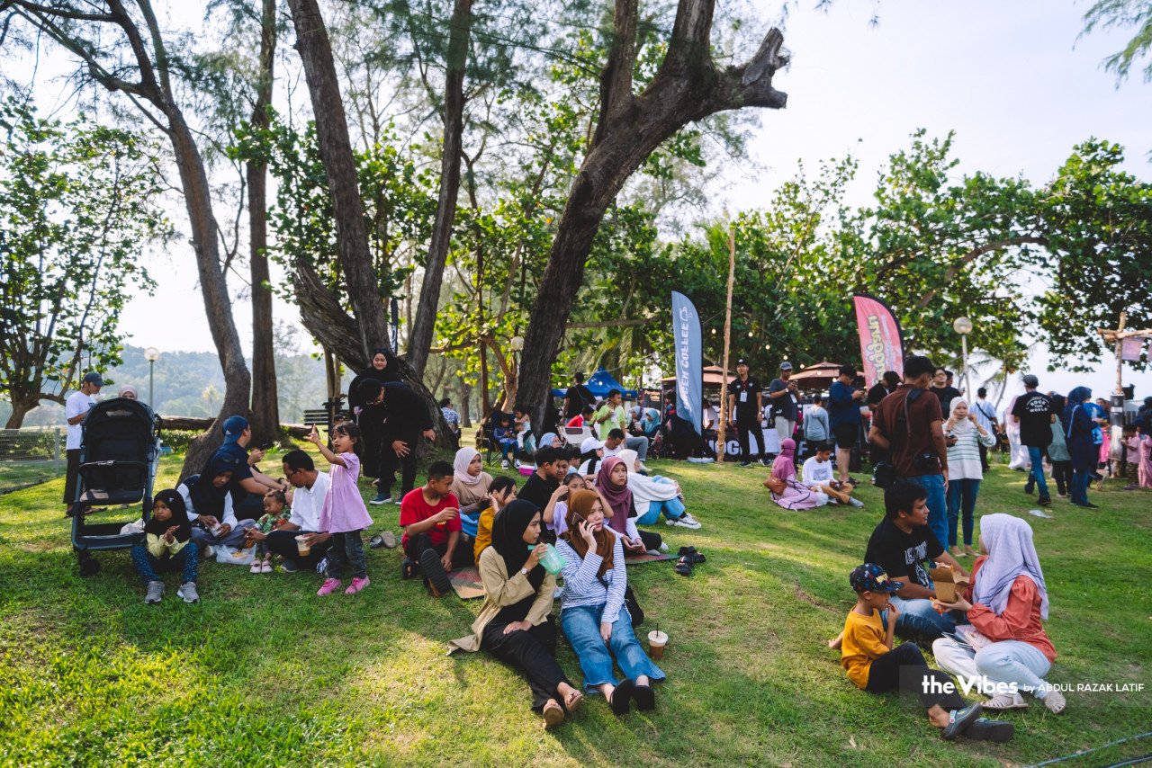 Orang ramai santai menikmati suasana pada Festival Kopi Kemaman di Resort World Kijal, Kemaman, Terengganu