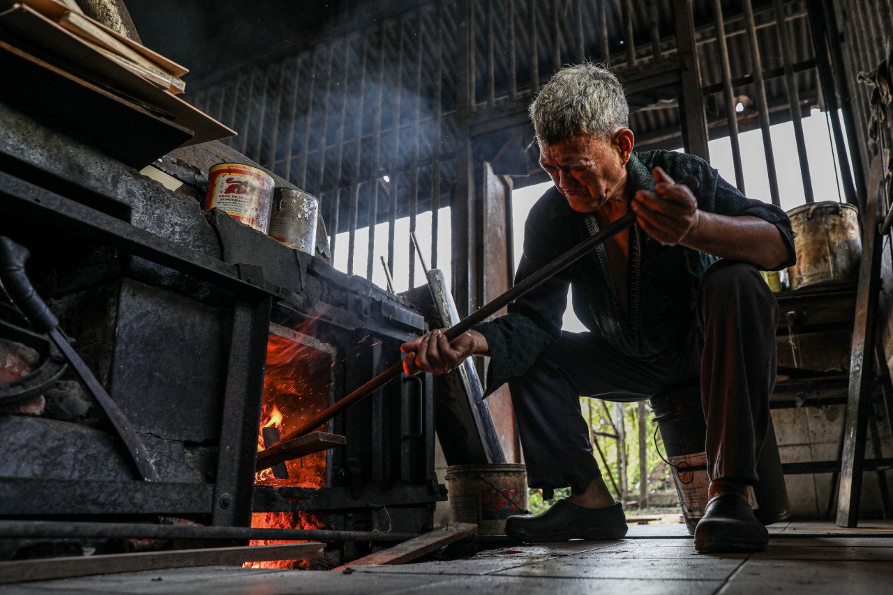 Cara memanggang kopi juga masih menggunakan kayu arang bagi menaikkan aroma berbanding penggunaan gas. - Gambar oleh Syeda Imran
