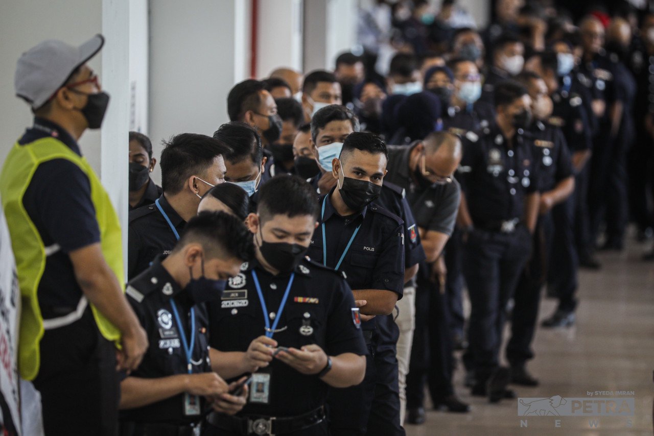 Anggota polis menunggu giliran untuk membuang undi di Ibu Pejabat Polis Kontinjen Kuala Lumpur. 