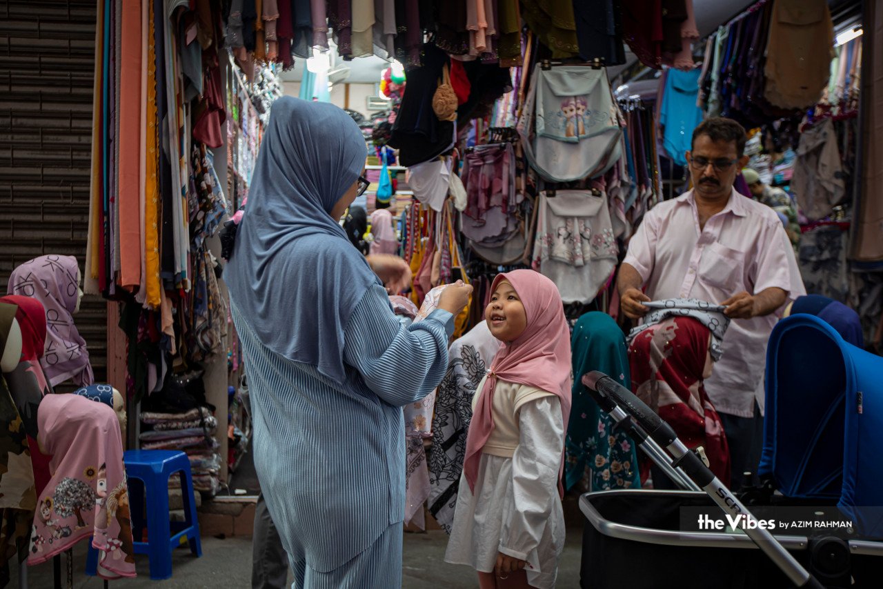 Seorang wanita membuat persiapan saat akhir sebelum meraikan 1 Syawal dengan membeli belah di Jalan TAR, Kuala Lumpur.