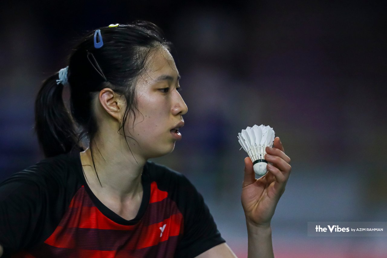 Perseorangan wanita Jerman, Yvonne Li membuat pukulan servis ketika bertemu wakil dari Malaysia, Goh Jin Wei di Malaysia Masters 2023.
