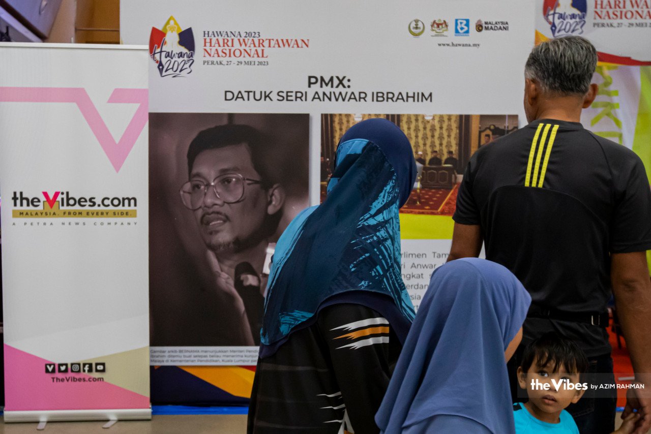 Potret Anwar Ibrahim turut dipamerkan di galeri pameran foto The Vibes.