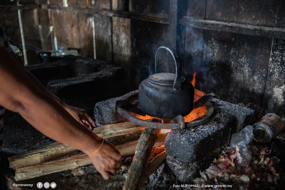 Penduduk terpaksa menggunakan dapur kayu untuk memasak dan menjerang air.
