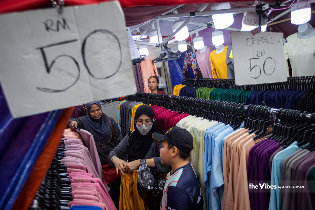 Baju Melayu dengan harga serendah RM50 ditawarkan peniaga untuk menarik pengunjung ke kedai masing-masing.