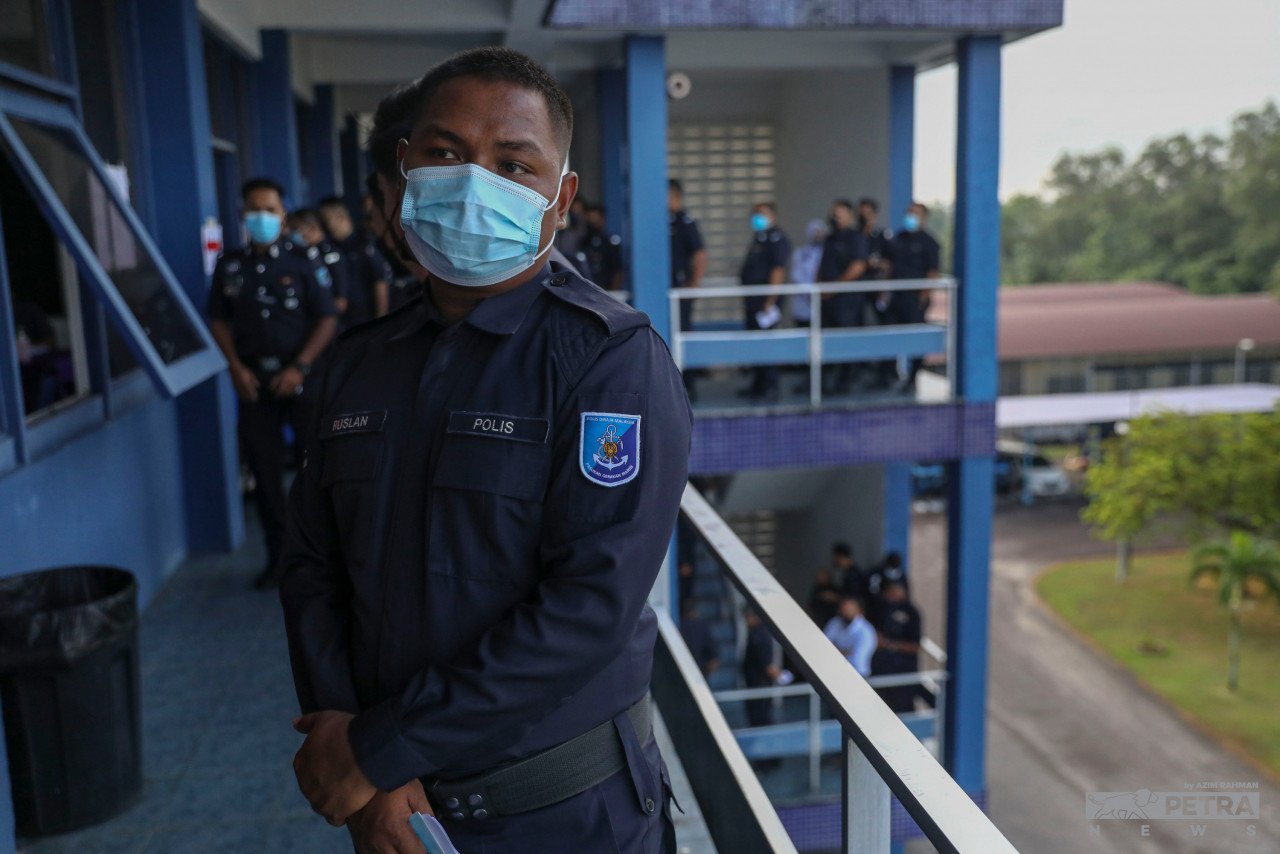 Anggota polis menunggu giliran pada proses pengundian awal di  Markas Pasukan Polis Marin, Tampoi, hari ini. - Gambar Azim Abd Rahman 