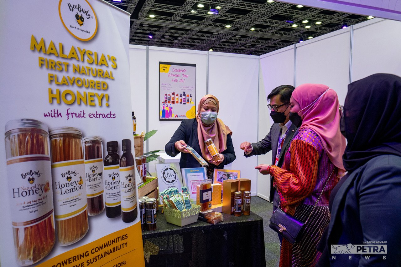 Nur Haizan menerangkan mengenai produknya ketika menyertai pameran sempena Sambutan Hari Wanita di Pusat Konvensyen Kuala Lumpur, pada 8 Mac lalu.