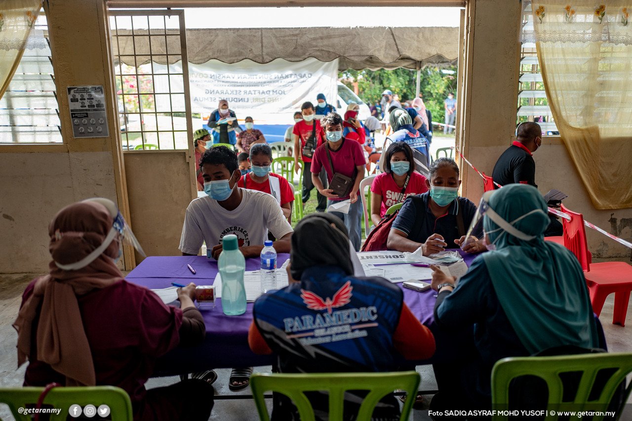 Penduduk di perkampungan Orang Asli Pulau Kempas mendaftar untuk mendapatkan vaksin. 