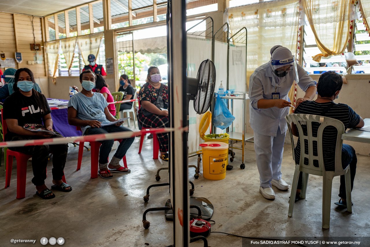 Kampung Orang Asli Pulau Kempas adalah kampung kedua menerima vaksin menerusi Pusat Pemberian Vaksin Bergerak (PPVB) oleh para petugas Pusat Kesihatan Daerah Kuala Langat.