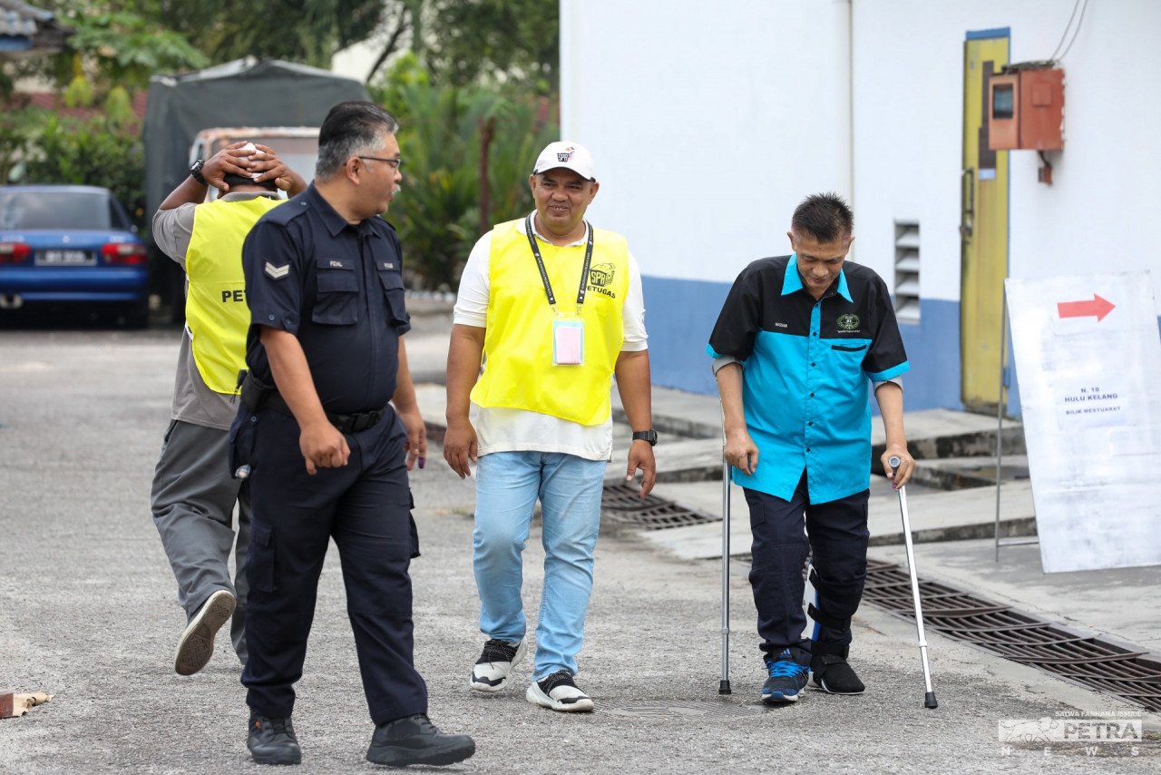 Antara pengundi kurang upaya yang mengundi awal di Balai Polis Hulu Klang. gambar Salwa Farhana Ismail